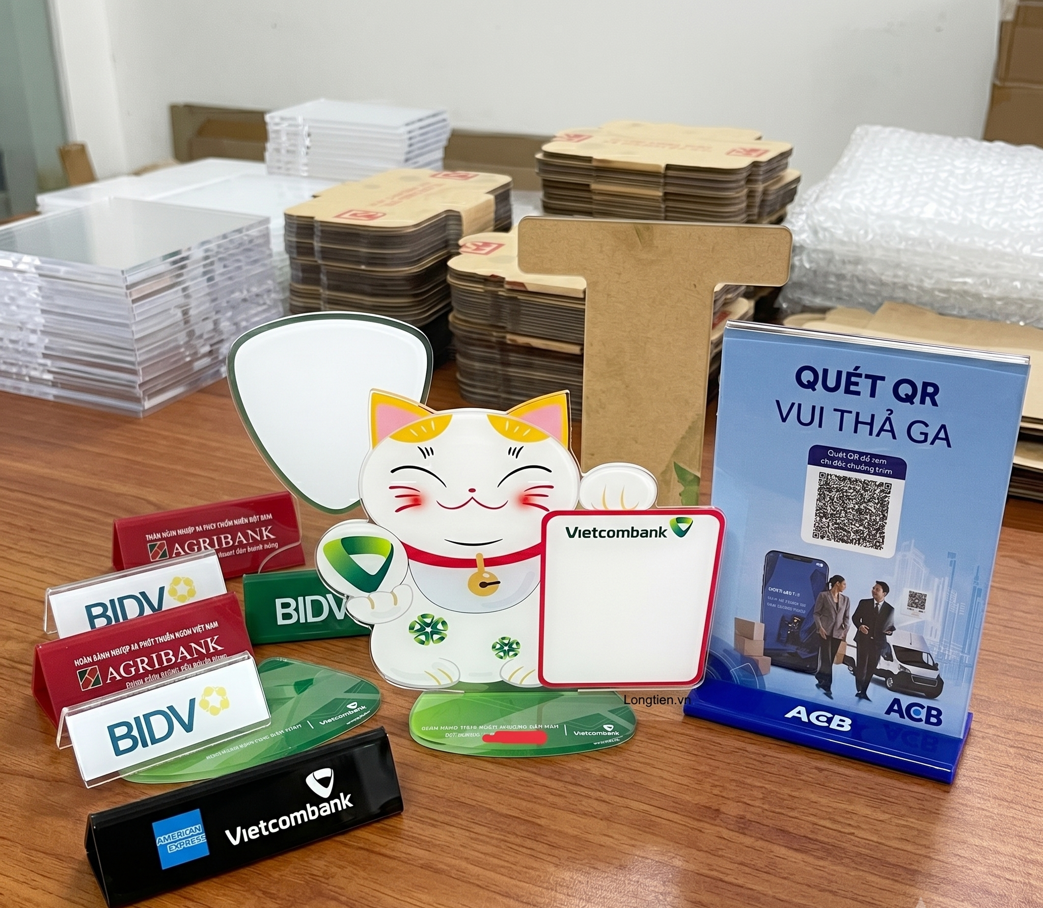 Bảng mica stand để bàn ngân hàng